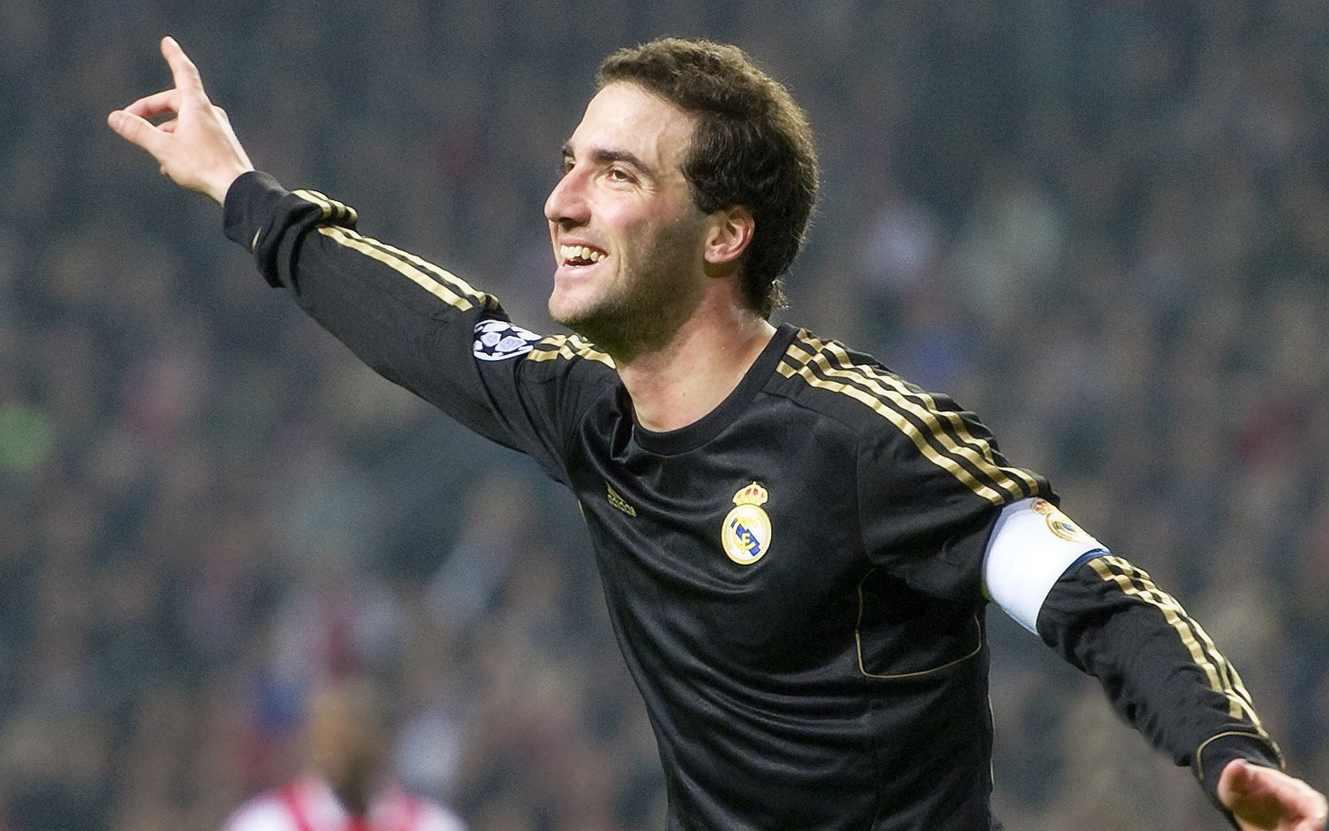 冠军球队球员参与社区环保活动树立良好形象,社区足球队